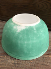 Load image into Gallery viewer, Vintage Green Pyrex Bowl Very Worn 9&quot; bpv005

