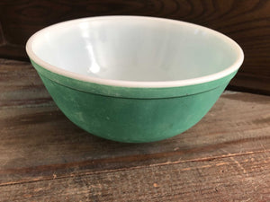 Vintage Green Pyrex Bowl Very Worn 9" bpv005