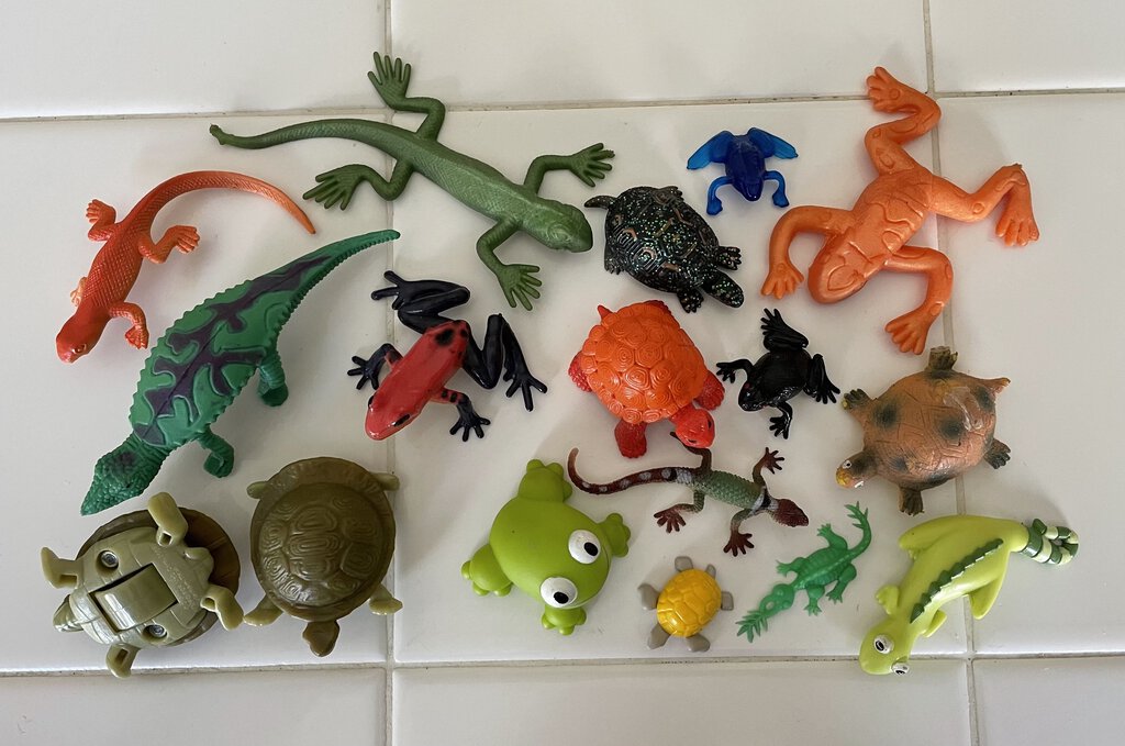 6524 Turtles, Frogs, Lizards Assorted Figures