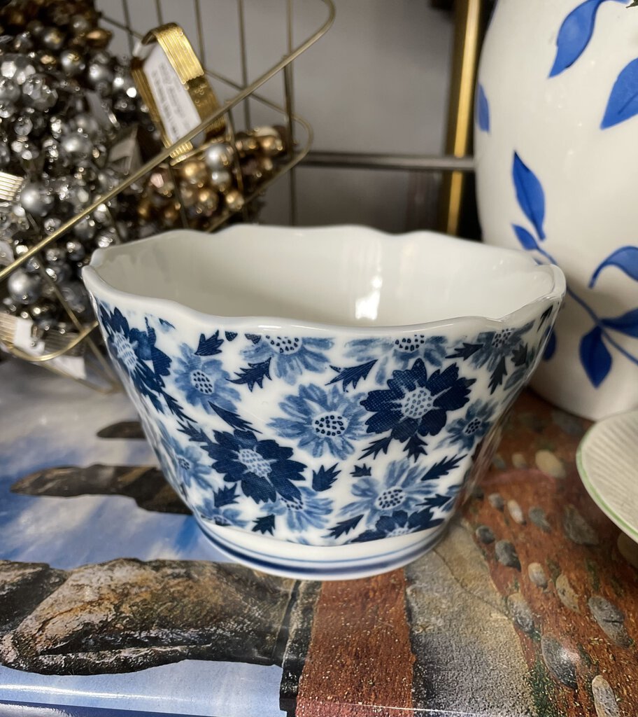 6905 Vintage Blue and White Porcelain Container