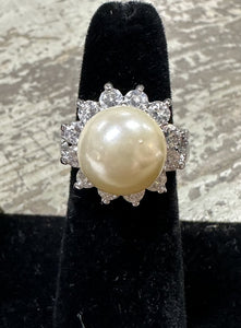 7125 Sterling Silver Costume Pearl Ring. Size 6