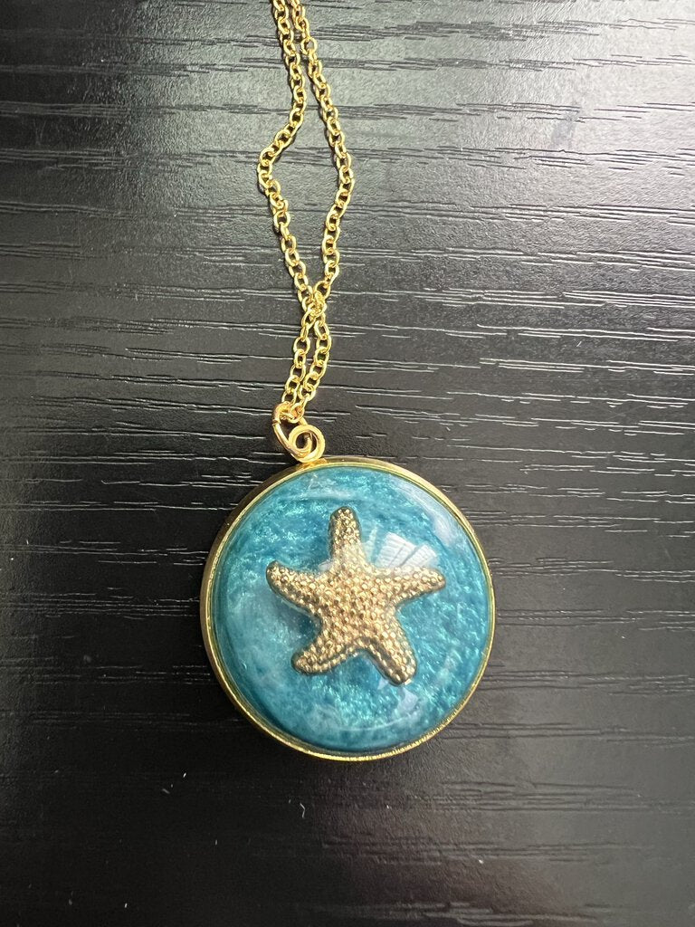 MAD ocean Art round starfish pendant - gold tone