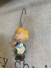 Load image into Gallery viewer, Hallmark 1996 Peanuts Gang Ornament
