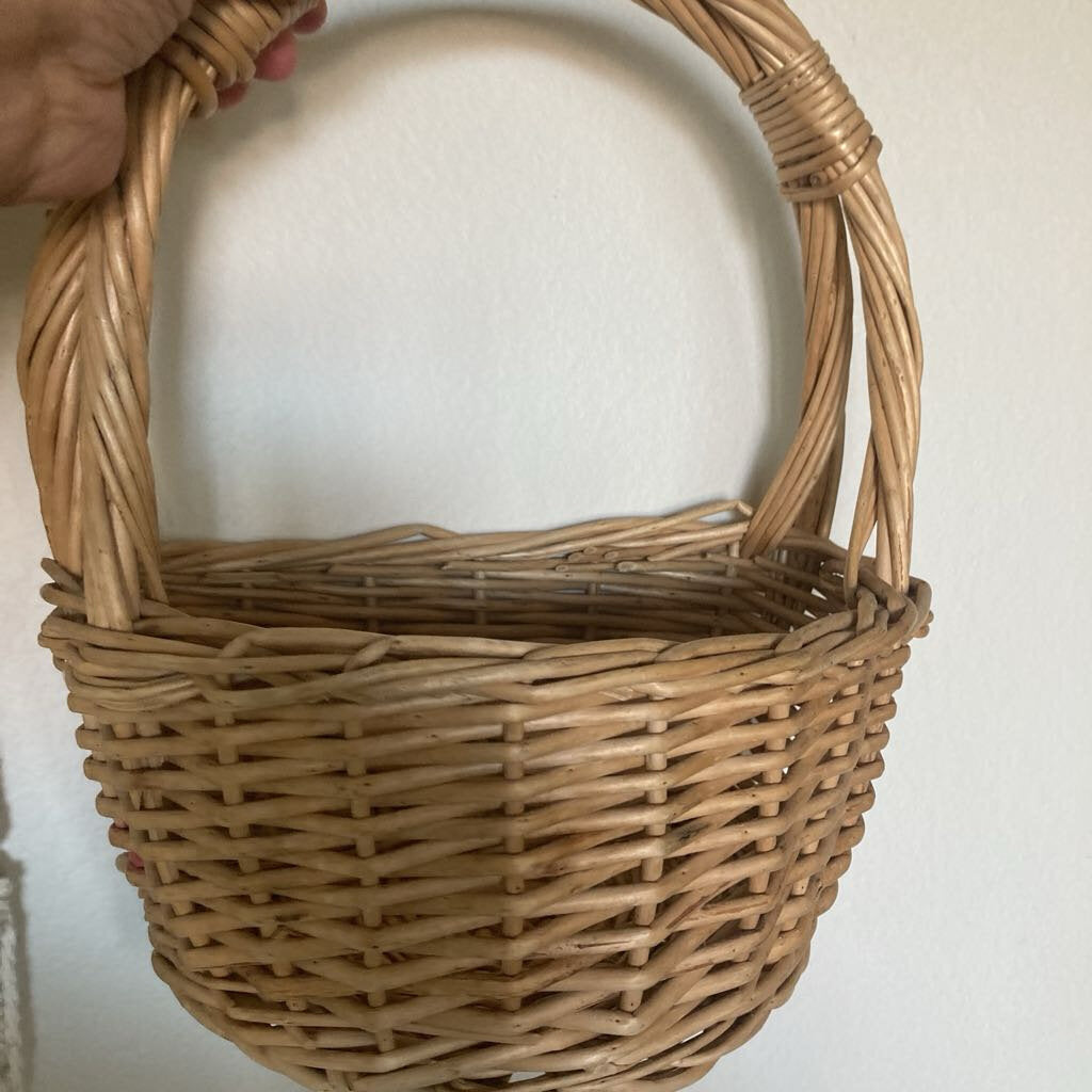 Wall basket with handle