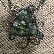 Load image into Gallery viewer, 13112 Metal Art Green Stone Necklace
