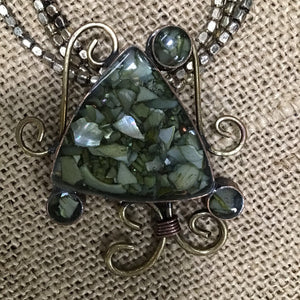 13112 Metal Art Green Stone Necklace